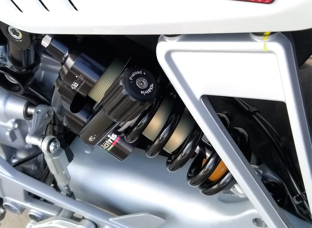 Matsumoto_EG's tweet photo. 【マトリス/Matris 新商品】モトグッツィ/MOTO GUZZI V100マンデッロ/Mandello用がラインナップ
https://t.co/lqaJvfJqmI
#松本エンジニアリング #マトリス #matris
#モトグッツィ #motoguzzi #v100 #マンデッロ #mandello
#リアショック #サスペンション #フロントフォーク https://t.co/gZpbRgWro5