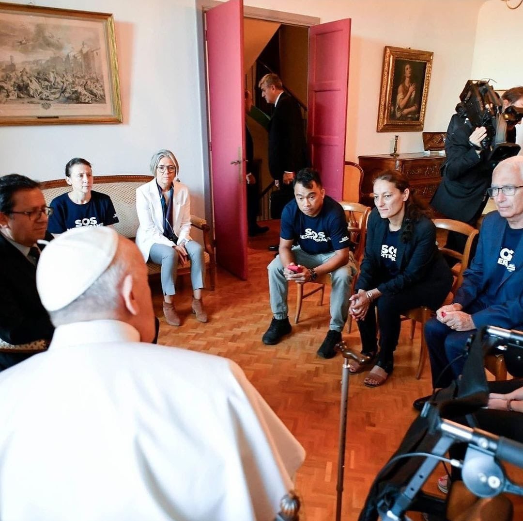 Big honor to meet with @Pontifex in Marseille about @IFRC's migration efforts. The Pope consistently calls for dignifying the lives of those on the move, including children. Thus @SOSMedIntl, our #OceanViking partners, gifted him with a life jacket that has saved many infants.