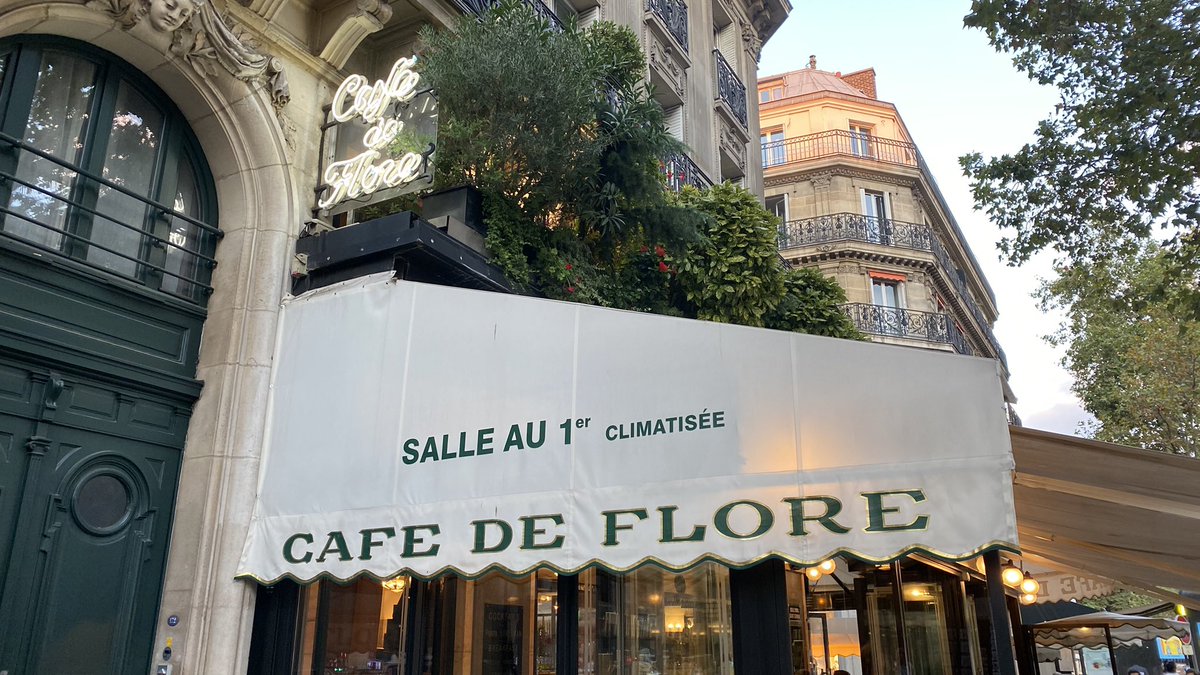 jeromegodefroy's tweet photo. CHOSES VUES AU CAFÉ DE FLORE  — septième épisode : VERSAILLES, IMMOBILIER ET SEMI-RETRAITE 
_________________

Au premier étage du Café de Flore où il a ses habitudes comme Jean-Paul Sartre avait les siennes au rez-de-chaussée, Aymeric Caron affichait la mine chiffonnée des mauvais jours. 

La scolarisation de sa fille unique Nyna, 5 ans, dans une maternelle de Versailles avait entaché son image immaculée de gauche. Il s’était en outre fait remarquer à plusieurs reprises dans l’école en forçant la grille d’entrée pour déposer la gamine régulièrement en retard. 

Aymeric, défenseur des mamans moustiques contraintes de piquer pour nourrir leur marmaille, se retrouvait dans l’embarras pour avoir accompli avec fracas son devoir paternel. Le problème, c’est qu’on avait découvert au passage qu’Aymeric était plus souvent dans les Yvelines bourgeoises qu’auprès des électeurs de sa circonscription populaire dans le 18ème arrondissement de Paris, 25 kilomètres au Nord-est. 

On avait rangé Caron parmi les Communards. Patatra, il était Versaillais ! Tenant entre ses mains sa lourde tête surmontée d’une tignasse joliment peignée, Aymeric réfléchissait devant la tasse d’un double déca. Il prenait soin de ne pas amplifier son énervement avec un excès de caféine. 

Trois tables plus loin, un autre homme semblait tout aussi préoccupé. Tout son vocabulaire habituel se révélait soudain inefficace. Pour défendre sa cause, les expressions : « grande hauteur sous plafond », « très beau volume », « joli potentiel », « pas de vis à vis », tout cela était inutile et déplacé. 

Le roi médiatique de l’immobilier, Stéphane Plaza, tentait de sauver les meubles afin de ne pas laisser la clé sous la porte. Plaza avait du mètre carré sous la semelle mais il se voyait soudain accusé d’avoir piétiné physiquement et verbalement plusieurs femmes. On peut frapper une cloison pour l’abattre afin d’agrandir une chambre mais pas un être humain. L’employeur principal de Stéphane, la chaîne M6, l’avait mis en sursis en maintenant du bout des lèvres les émissions programmées à court terme. 

Plaza s’inquiétait davantage pour la chaîne d’agences immobilières portant son nom dans toute la France. Pas moins de 660 enseignes. La hausse des taux d’intérêt avait déjà refroidi le marché. Cette fâcheuse affaire de violence domestique n’allait rien arranger. Stéphane Plaza descendit l’escalier en colimaçon du Flore et s’éclipsa sans remarquer la mine réjouie d’un autre client du café, entouré d’une petite cour d’admirateurs papillonnants. 

Il s’agissait de Laurent Ruquier, tressautant de son petit rire contenu. Il savourait les assez bons résultats d’audience, la veille au soir, de sa première émission sur BFMTV. Ruquier avait fui le service public où il avait trôné pendant tant d’années dans les cases horaires les plus exposées. 

Il se réjouissait de se retrouver à présent, modestement, sur BFMTV à 20h, du lundi au jeudi, pour ricaner et bavasser sur l’actualité en compagnie d’une petite bande improbable de chroniqueurs interchangeables.  Ça ne mangeait pas de pain mais ça nourrissait son homme. 

La soixantaine atteinte, cela ressemblait à une semi-retraite. Tout le monde n’avait pas l’ambition de s’accrocher indéfiniment à la balustrade comme Michel Drucker. Au premier étage du Café de Flore, la petite cour de Laurent congratulait le maître. Cette convivialité piaillante ne masquait pas totalement la mélancolie accompagnant le repli. Par la fenêtre, on voyait passer les voitures sur le boulevard Saint-Germain qui était celui du crépuscule. 

(à suivre…)