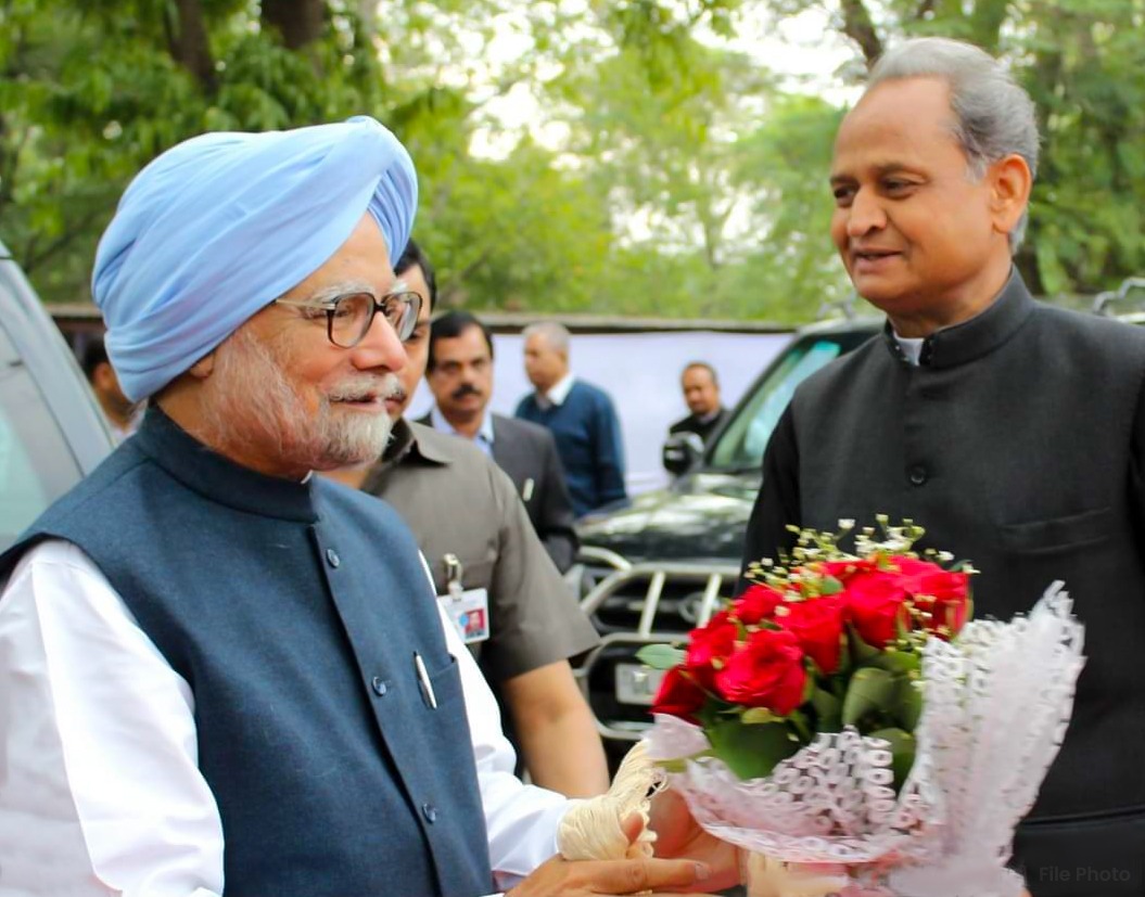 जीवेत् शरदः शतम् !

देश के पूर्व प्रधानमंत्री व कांग्रेस परिवार के वरिष्ठ सम्मानित सदस्य डॉ. मनमोहन सिंह जी को जन्मदिन की अशेष बधाई।

ईश्वर आपको स्वस्थ, सुखी व सुदीर्घ जीवन प्रदान करें।