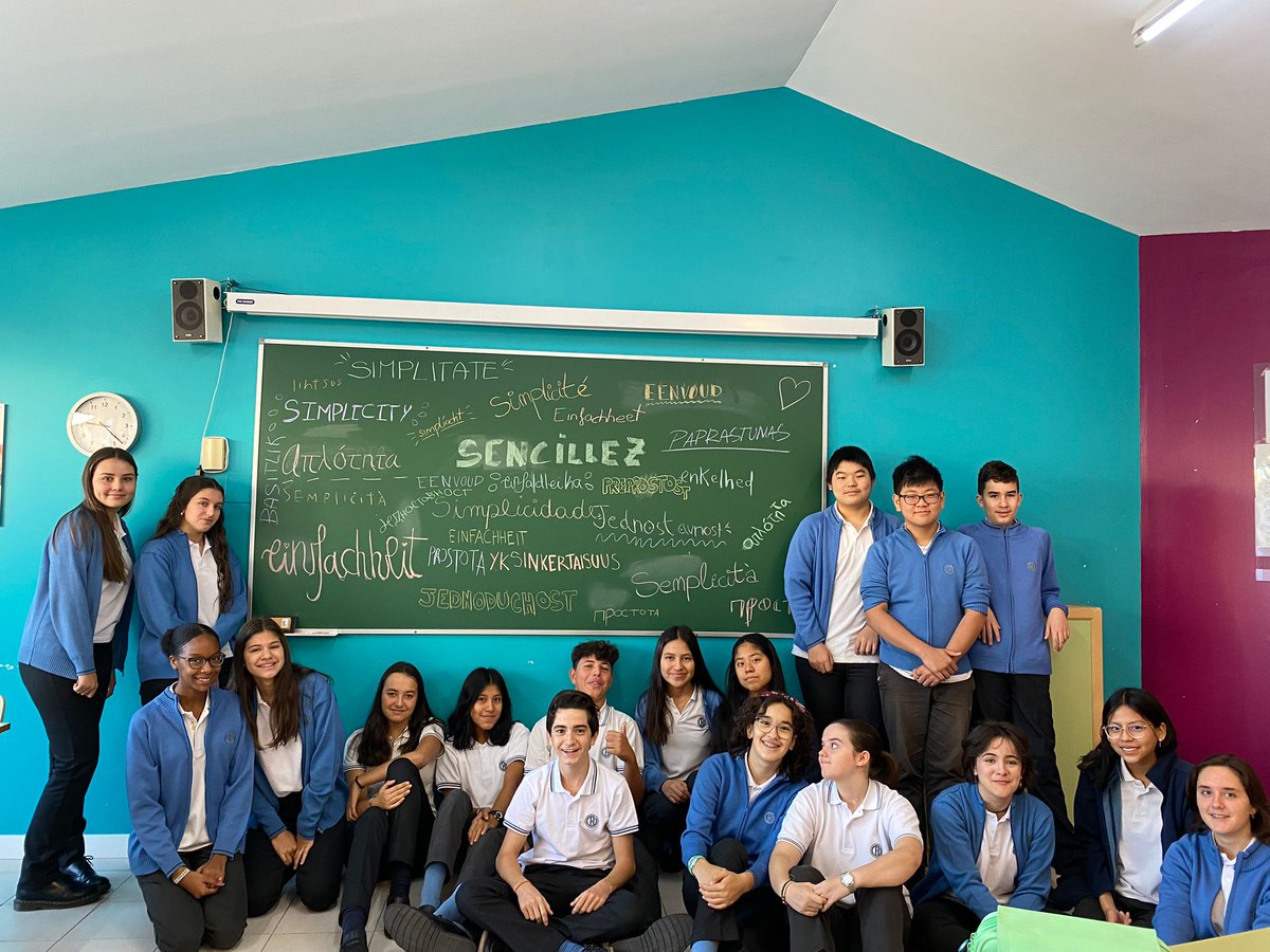 ColeMarillac's tweet photo. Aprendiendo a escribir SENCILLEZ en distintas lenguas, los alumnos de Unión Europea de 4°ESO conmemoran el Día europeo de las lenguas.
#colegiosHHCC
#EducaciónVicenciana
#Europebettertogether
#europeandayoflanguages https://t.co/XkPOAvKWDN