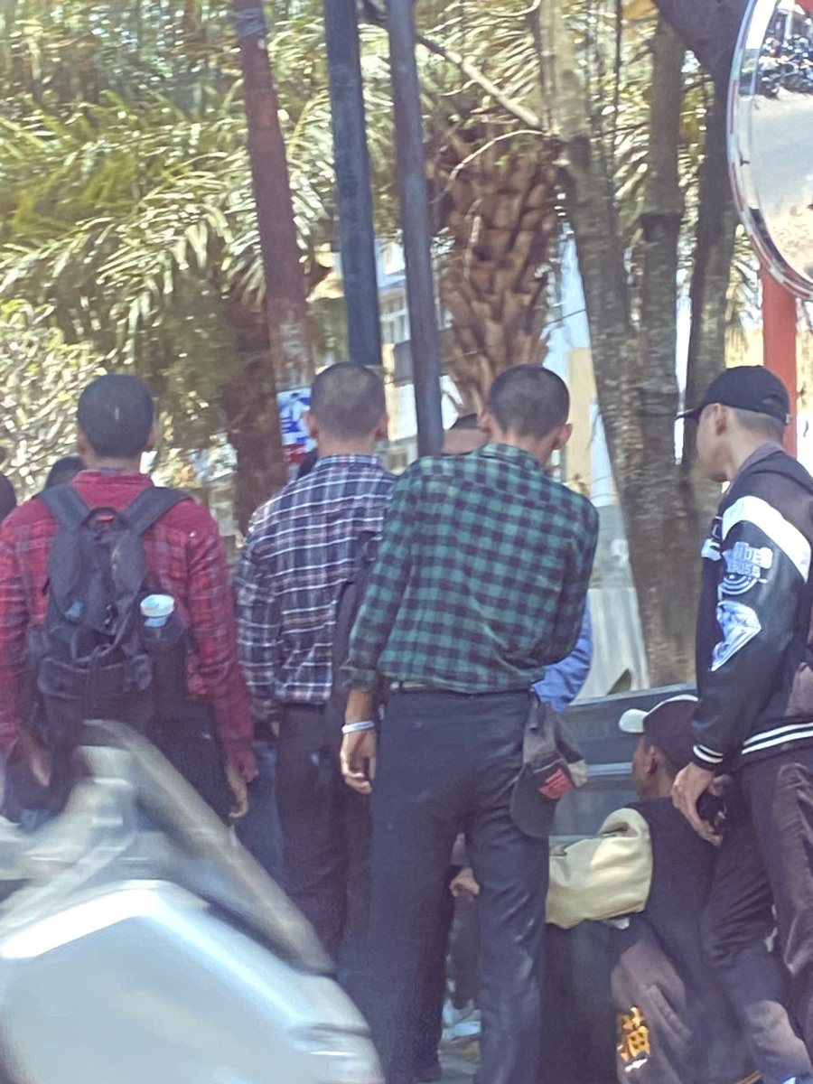 akubuten's tweet photo. gue gapeduli mau lo pada di backup sm kating lo pd tp otak lo pada ilang kyknya duduk di pedestrian tempat org jalan. bahkan org pd kesusahan jalan aja lo pd gak peka?????

udah tau watugong ruwet trafficnya malah pd duduk. otak lo pada ilang atau lo taro di biji lo??????? https://t.co/kcliMj8LnV