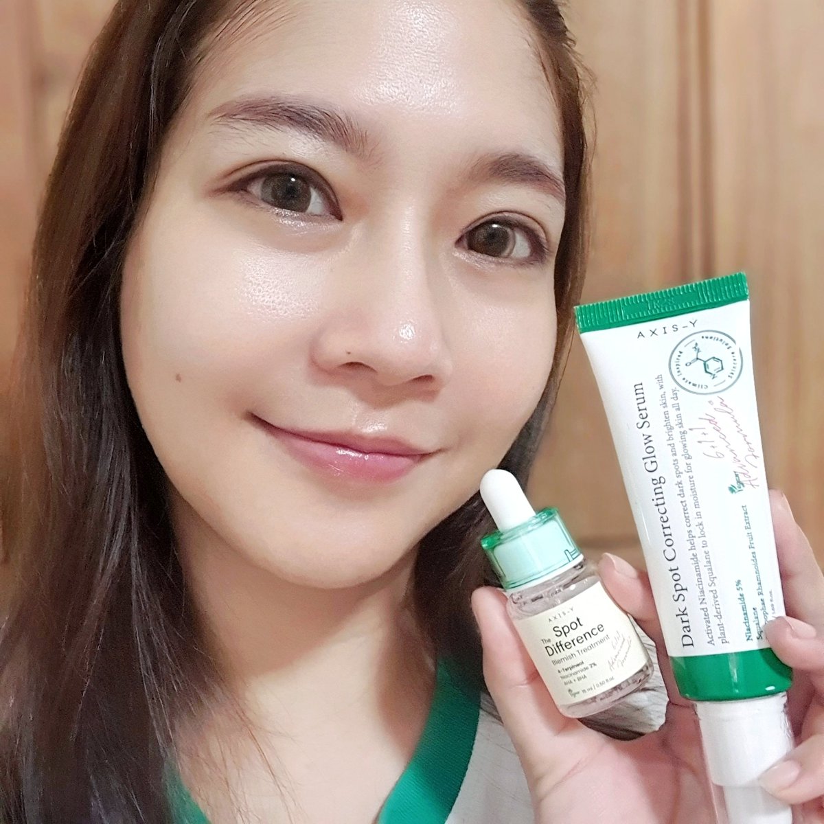 iffieben's tweet image. ผิวโทรมกู้ได้ เพราะมีน้องเขียว #AXISY นี่มีรอยสิวช่วงแก้ม ใช้เจ้าจิ๋ว Blemish Treatment ลงก่อน ตามด้วย Glow Serum ตัวนี้ชอบมาก ทาแล้วผิวนุ่ม มี Niacinamide5% ที่ช่วยลดรอย เติมความชุ่มชื้น คู่นี้เราใช้ก่อนนอน บำรุงยาวทั้งคืน #HowtoPerfect