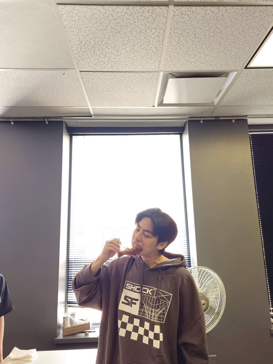 SEjFiNN's tweet photo. BONCHON YANGNYEOM SAUCE WINGS SO GOOD!!!
#CrunchOutLoud #KoreanFriedChicken https://t.co/XkuhTDxLg9