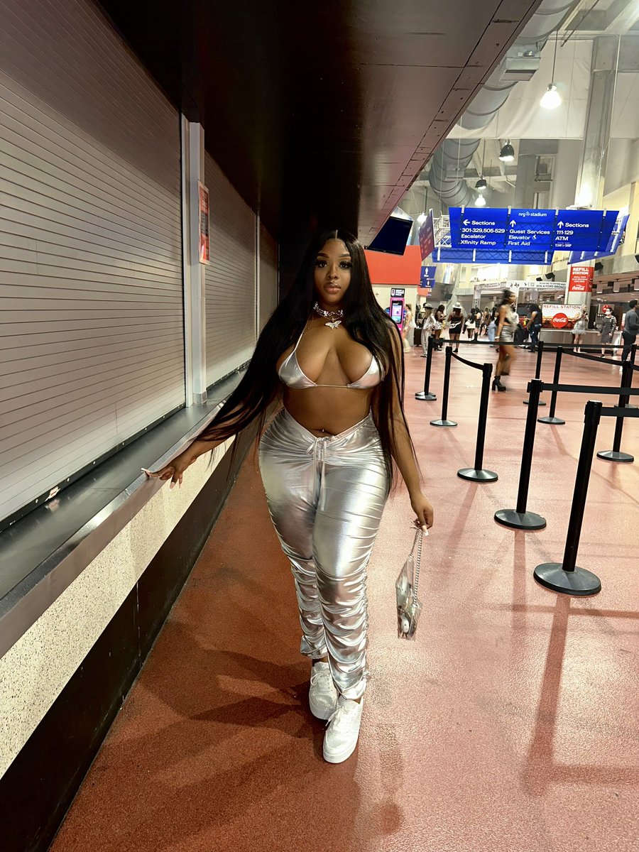 __iamqueenk's tweet photo. I pull up in these clothes, look so good 🐝 https://t.co/stjJSDGvkx
