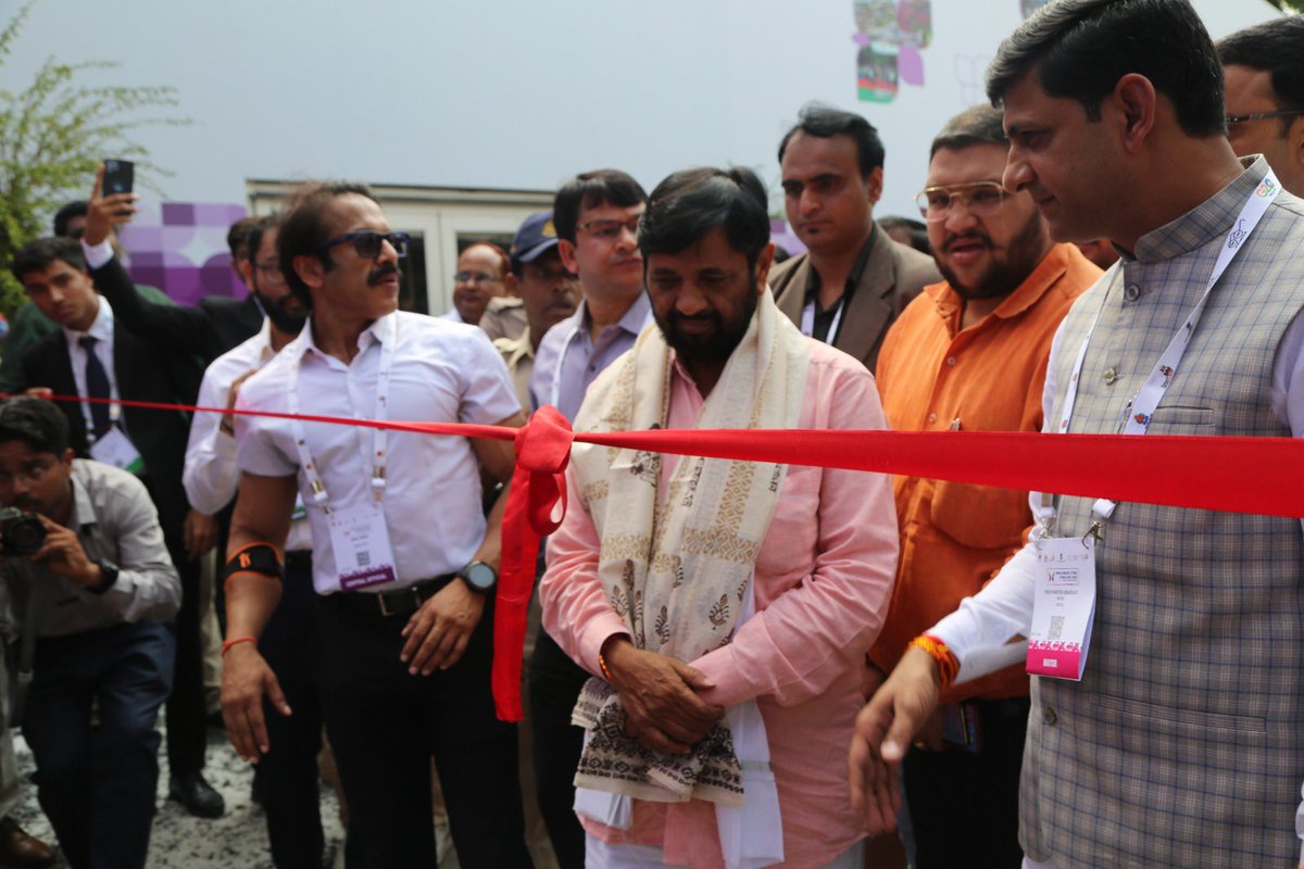 Honored to have Shri <a href="/mp_kaushal/">Kaushal Kishore</a> , Minister of State, inaugurate the India Smart Cities Conclave at Brilliant Convention Center, Indore, MP. Engaging with officials and exploring city stalls - a step towards smarter and sustainable urban futures. #SmartCitiesMission