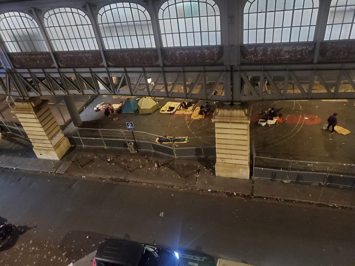 📢Évacuation à Stalingrad J+7: malgré les grillages installés, qlq personnes parviennent à se réinstaller le soir pour dormir, avant de se faire déloger tôt le matin

🗣️"Seule une politique d'accueil digne, pérenne et respectueuse des personnes mettra fin au cycle des campements"