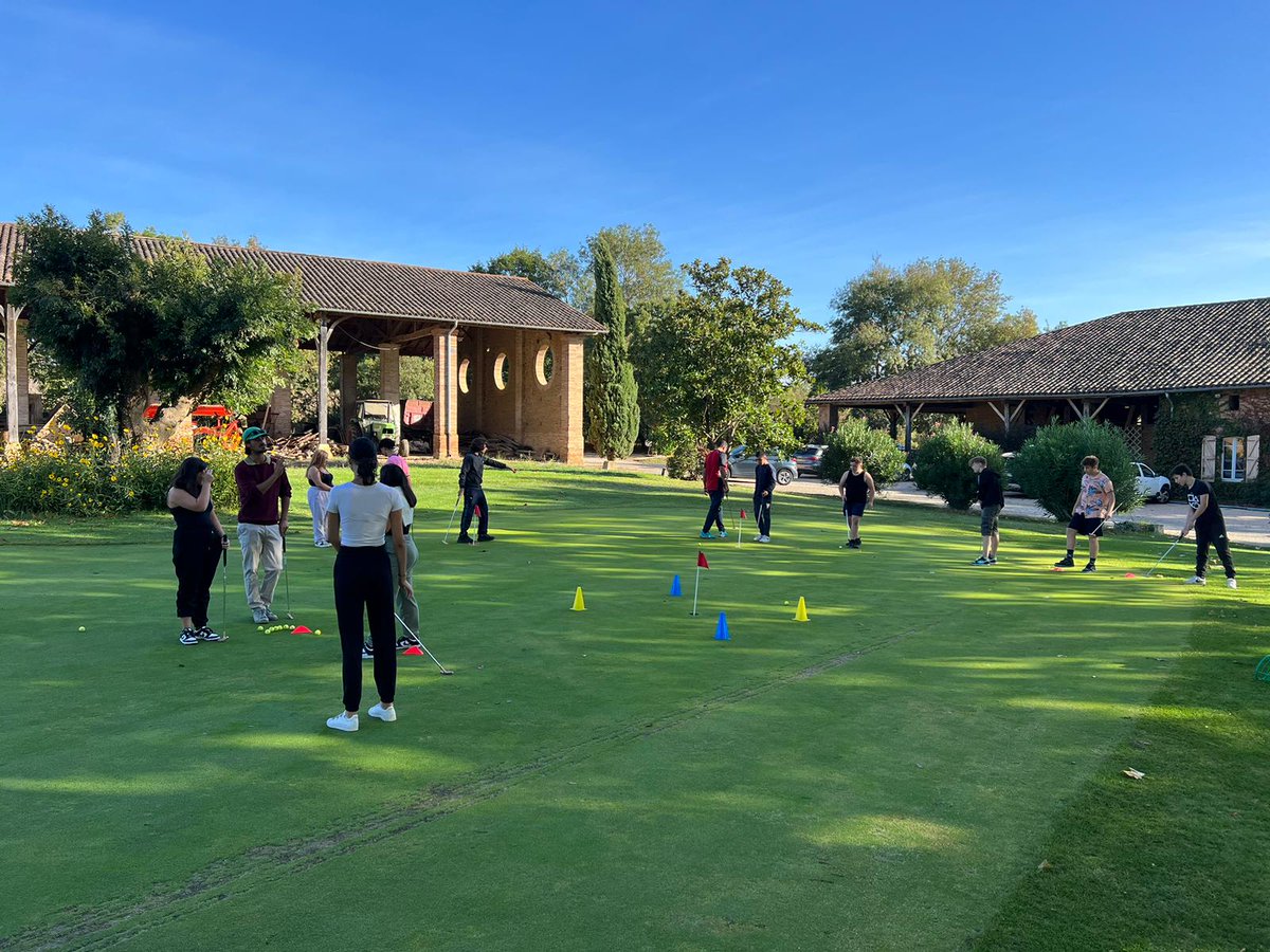 Initiation #Sport - Tous nos élèves de 3eme ont participé à une initiation au #Golf de Las Martines. Il se sont déplacés à #velo du collège vers le Golf. Merci à toutes les équipes. Les élèves ont été ravis 🤗. #CNRéducation @LeGers32