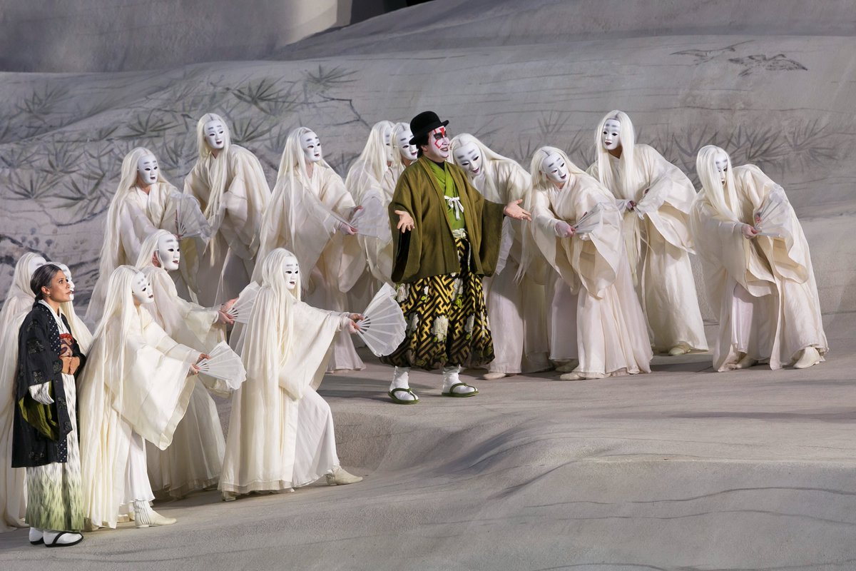 Ein Stück von #MadameButterfly für Zuhause: Beim Kostüm- und Requisitenverkauf gibt es elegante Geisha-Kostüme, Schuhe, Perücken und mehr. 👟🦰🎎 Jetzt Termin vormerken: 13. und 14. Oktober 2023 im #FestspielhausBregenz📅
