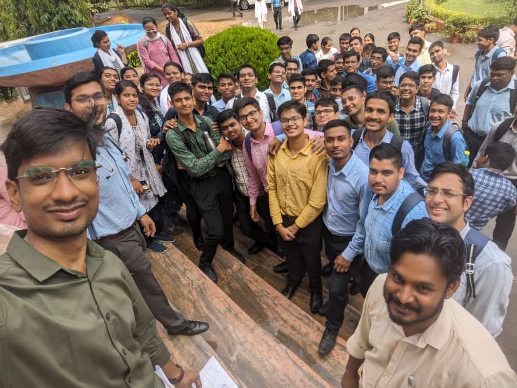 Bharat24Up's tweet image. #Varanasi : बीएचयू में जूनियर डॉक्टरों की हड़ताल खत्म

पांच दिन बाद काम पर लौटे

मरीजों को बड़ी राहत

Watch : shorturl.at/orEQ4

#DoctorStrike #Bharat24UpUk

@awanishvidyarth | @CVaranas | @dmvaranasi | @varanasipolice | @harendranews920