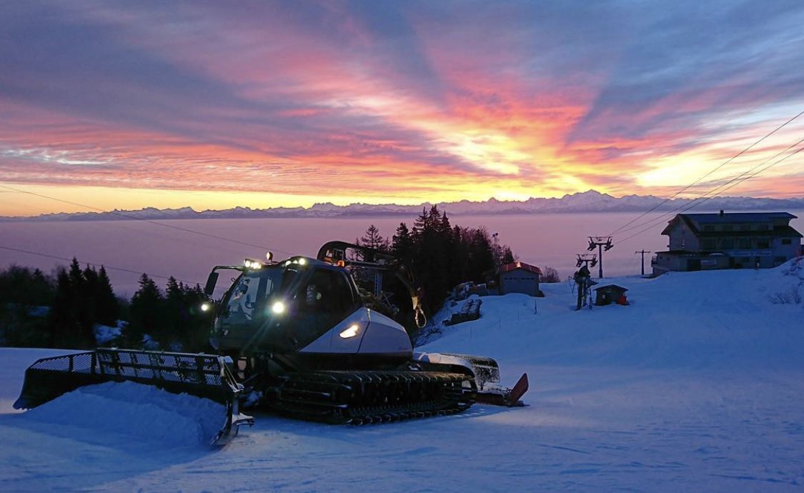 Bonjour twitt’

Ce matin, ça sera good morning aux Monts Jura 🏔️ 

On change de couleur cette fois on passe  chez Prinoth avec la new Leiwolf treuil (qui n’est pu trop new maintenant vu que cette photo a quelques saisons!)

Station Mijoux - Lelex 🔥