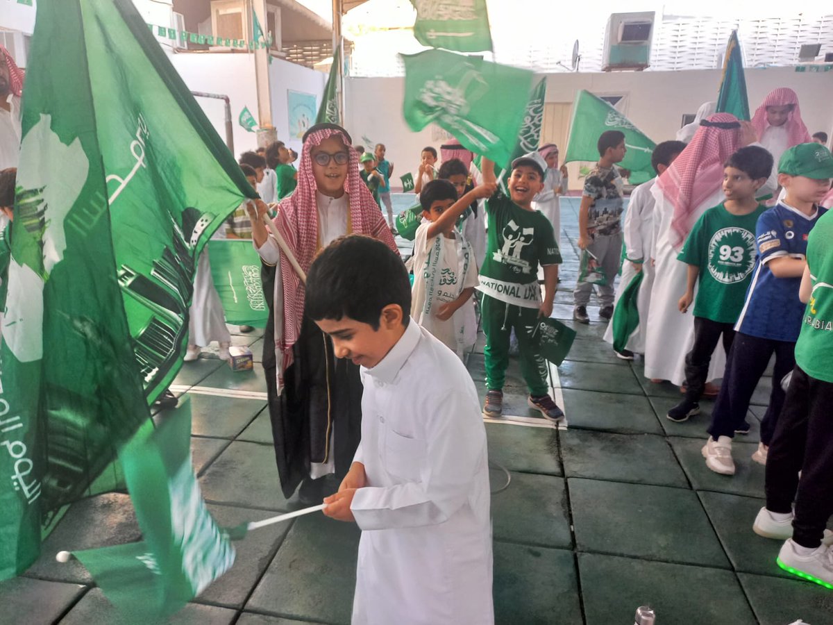 استمرارا لاحتفالات اليوم الوطني 93 أقامت اليوم الثلاثاء مدارس الإمام الشافعي -القسم الابتدائي معرضا فنيا شارك فيه جميع الطلاب وبحضور مشرف مكتب الروضة الأستاذ / عبد الرحمن البدر وكان في استقباله مدير المدرسة الأستاذ إبراهيم الشتوي