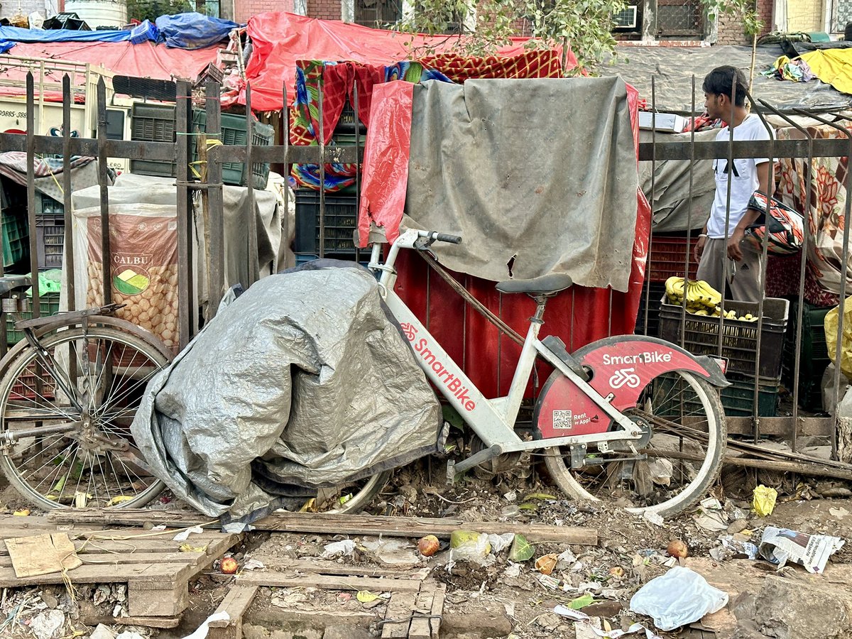 arrivesafeindia's tweet image. A #SmartCycle lies abandoned in Vegetable market, sec 26 #Chandigarh. A good initiative @ChandigarhSmart should not be failed by this failed by such irresponsible acts by citizens. @chandigarh_admn @SmartCities_HUA @ChdPol @MCChandigarh
