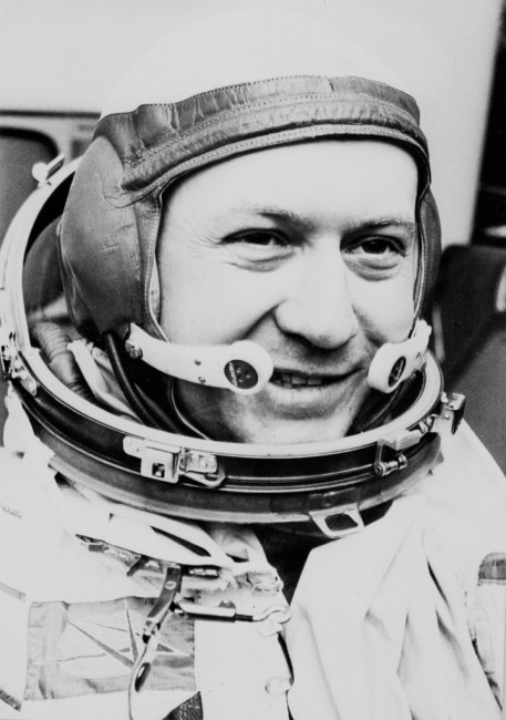 RehakLubomir's tweet photo. 75 years ago #OTD Vladimír #Remek was born. In March 1978 he became the 1st non-Soviet & non-USA citizen in space on board of Soyuz-28. Also the 1st European in space, 1st Czechoslovak and still the only Czech🇨🇿 cosmonaut. In 2014-18 the Czech Ambassador in Moscow.
Congrats💐 https://t.co/jSk6zS48mZ