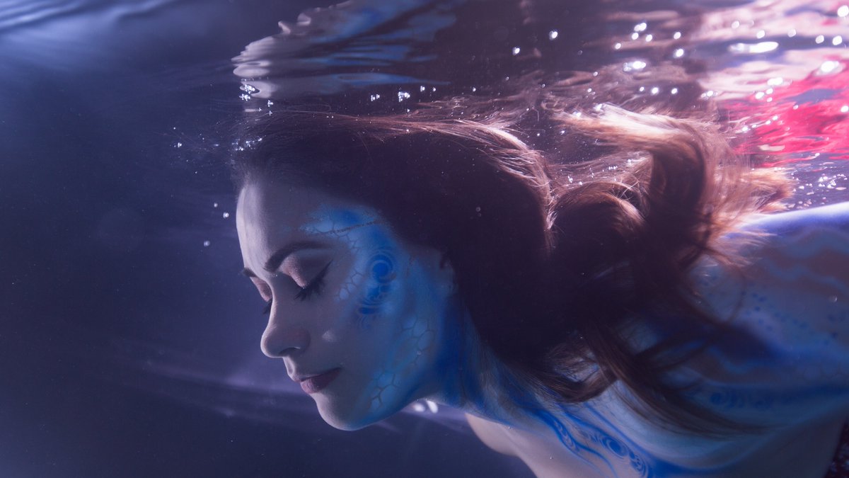 artbychromium's tweet image. Dreaming of an underwater photoshoot? Let's make it unforgettable with waterproof body painting📸💧 Enhance your photos with vibrant colors that won't wash away. 
📸 @brettsphoto
bodyart by me
#bodypaint #makeup #waterproofmakeup #photoshoot #underwater #underwaterphotography