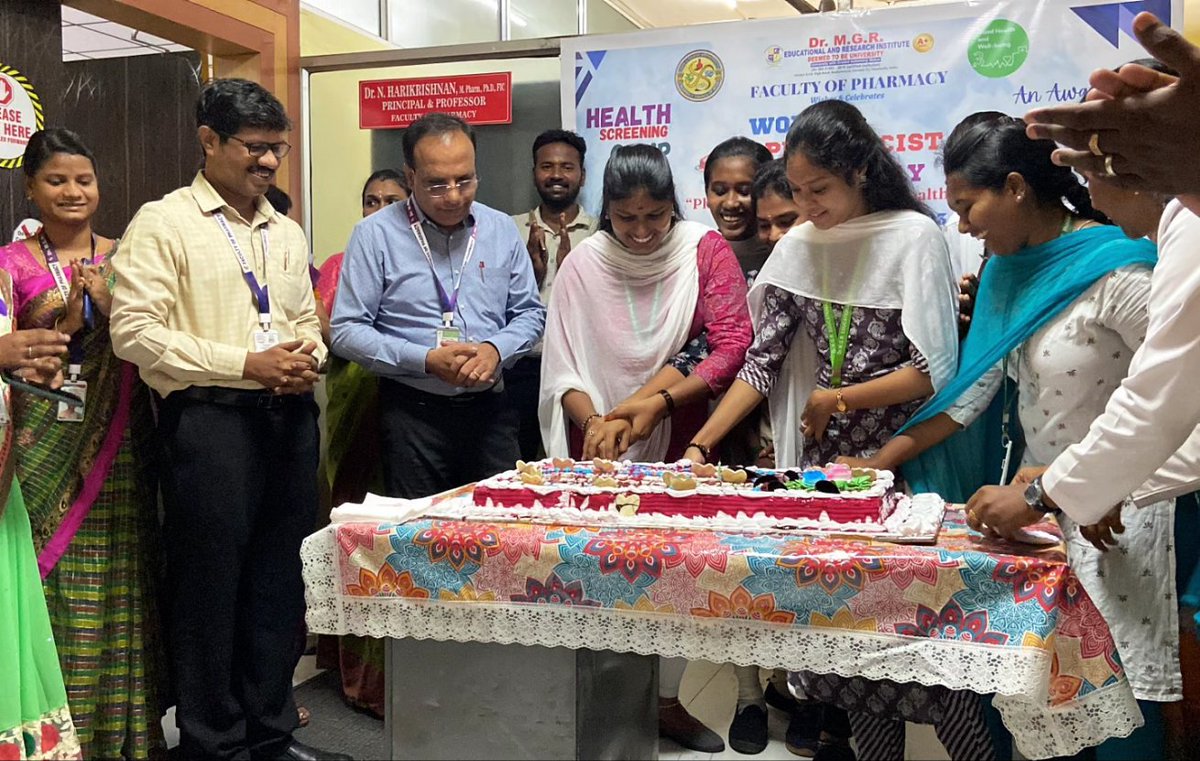 Mgr_Pharma's tweet photo. #DrMGRERI #Faculty_of_Pharmacy
#World_Pharmacist_Day celebration✨
.
.
.
#cakecutting#pharmacist_oath_ceremony#phamplets_distrubution#patient_counseling
#mgreri_thanks_for_support
#Follow_us @mgr_pharma
Keep_supporting... https://t.co/eqeIuJUl0r