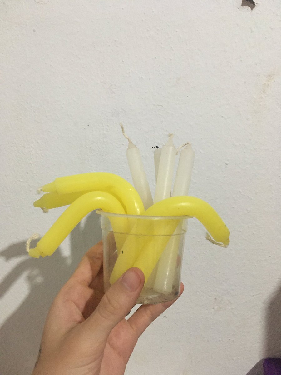 mano as velas do meu altar simplesmente derreteram, esse é o nivel do calor que ta fazendo no centro oeste