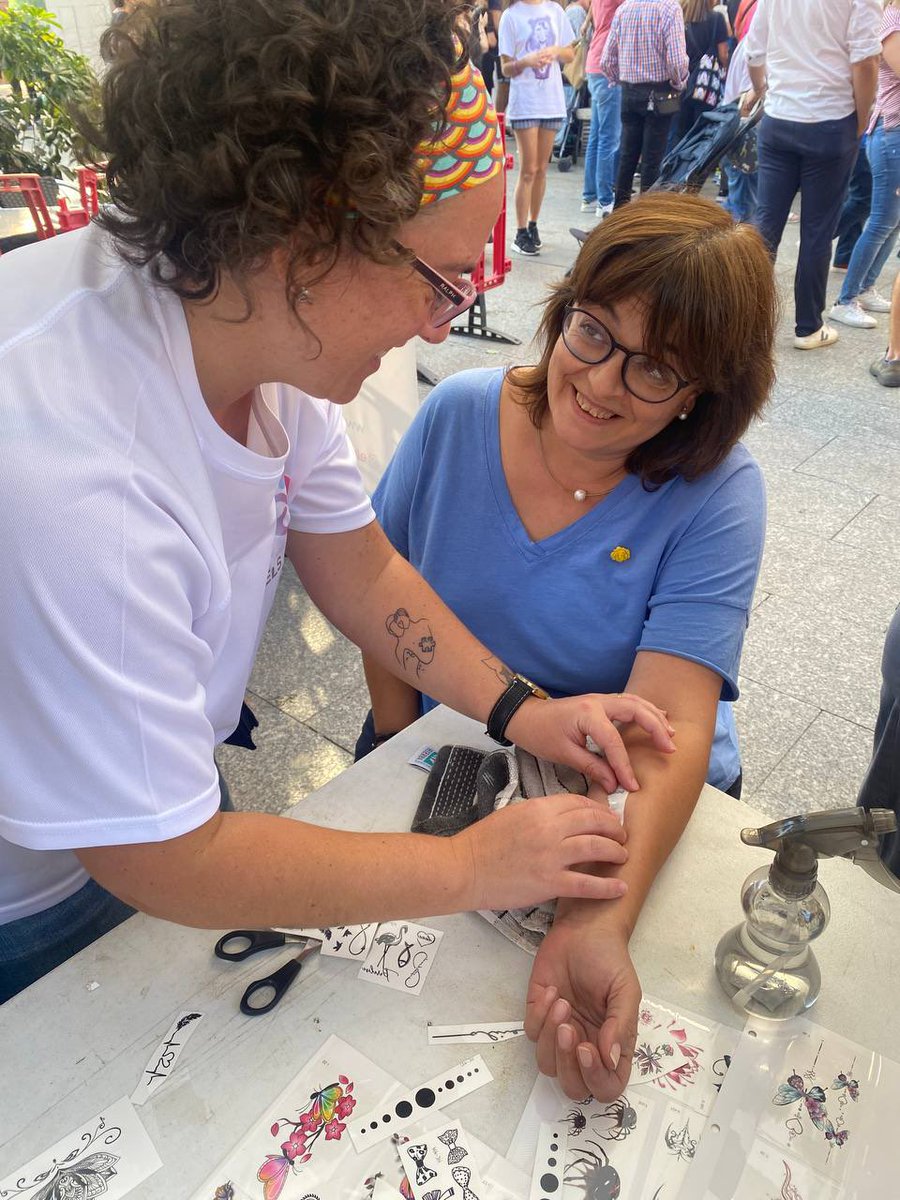 💇🏻‍♀️ Ahir al Raval de #terrassa solidaritat amb el càncer infantil amb el gran “Posa’t al seu lloc”