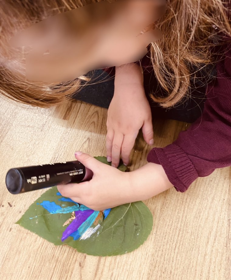 Martongate_Sch's tweet image. Our EYFS children have been enjoying a blast of colour as Summer fades into Autumn. They have loved developing their fine motor skills. 
#EYTagTeam #CosyClubIdeas #EYFS