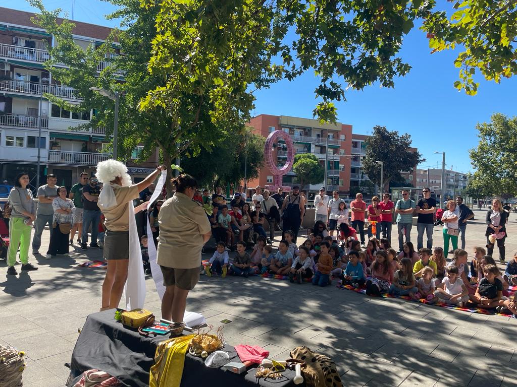 Hola familias queridas.
Ya estamos metidas en faena y mis nietas tienen claro lo que hacer.
El domingo apareció el segundo campaniforme.
Pero creo...que nadie se dio cuenta de algo.
Tenéis que ir el domingo 1 de octubre a la Plaza de Los Reyes Católicos.
Os esperan a las 12:00.