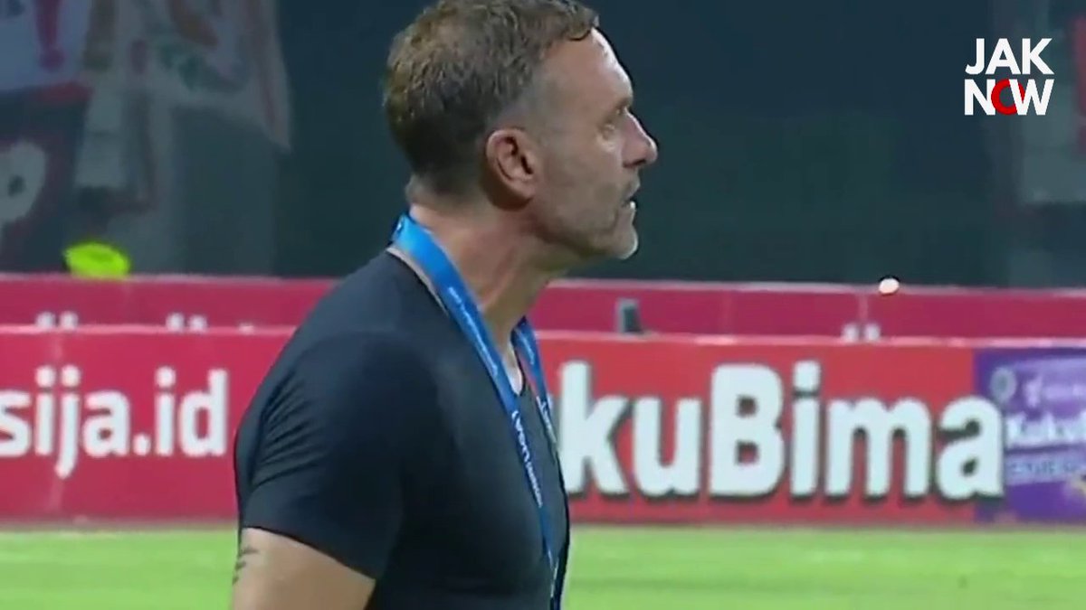 bolavids's tweet photo. Protes Thomas Doll kepada wasit memang berdasar. Dari pekan 7 sampai 13 ini, selalu ada keputusan kontroversial wasit yang 'merugikan' Persija.

Bahkan dari 7 laga beruntun itu, Persija bisa saja mendapatkan 5 penalti.

Full moments
▶️ https://t.co/QMB7rd85o1 https://t.co/tTrdzf19r9