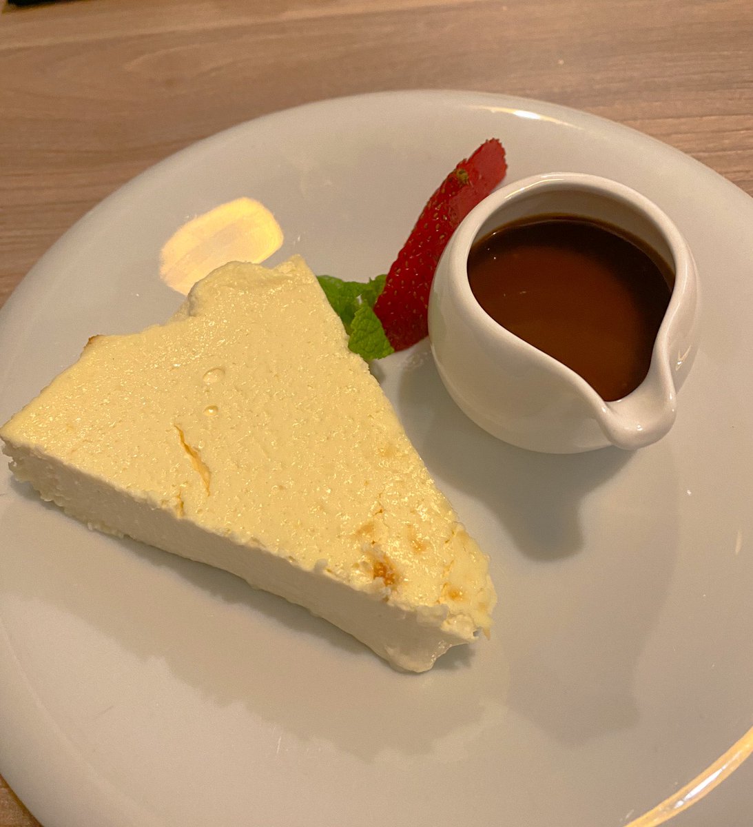 corviniano's tweet photo. 🍽 Koi - Santa Cruz de Tenerife  

👨‍🍳 Francisco Coll - @coll_francisco
👨‍🍳 Hector Bethencourt - @thor_bsa 

➡️ Tarta de queso con salsa de caramelo. 🔝🔝🔝

#fotogastronomica #fotografiagastronomica #gastronomia #foodphotography #restaurantestenerife #sushi #japanfood https://t.co/FvZfe0Rmpk