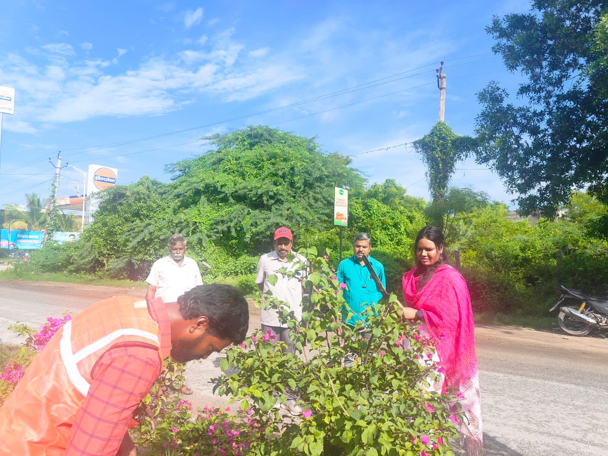 chittoormunici1's tweet photo. Commissioner Dr. J Aruna inspected Greenary in Dividers at puttur Road on 26th September 2023.
@CDMA_Municipal @MoHUA_India #Collectorctr @SwachhChittoor @SwachSurvekshan @SwachhBharatGov @SwachhBharatGov #GarbageFreeCity @SwachhAndhra @AndhraPradeshCM #greenchallenge #chittoor https://t.co/sLgl9U516Z