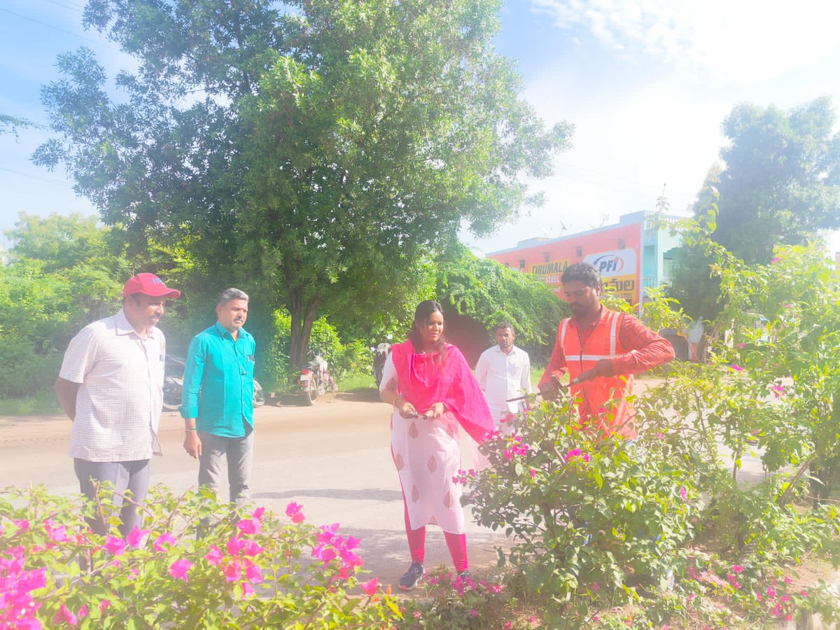 chittoormunici1's tweet photo. Commissioner Dr. J Aruna inspected Greenary in Dividers at puttur Road on 26th September 2023.
@CDMA_Municipal @MoHUA_India #Collectorctr @SwachhChittoor @SwachSurvekshan @SwachhBharatGov @SwachhBharatGov #GarbageFreeCity @SwachhAndhra @AndhraPradeshCM #greenchallenge #chittoor https://t.co/sLgl9U516Z