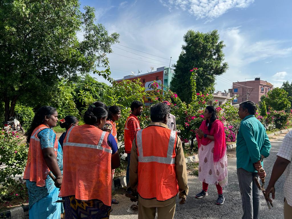 chittoormunici1's tweet photo. Commissioner Dr. J Aruna inspected Greenary in Dividers at puttur Road on 26th September 2023.
@CDMA_Municipal @MoHUA_India #Collectorctr @SwachhChittoor @SwachSurvekshan @SwachhBharatGov @SwachhBharatGov #GarbageFreeCity @SwachhAndhra @AndhraPradeshCM #greenchallenge #chittoor https://t.co/sLgl9U516Z