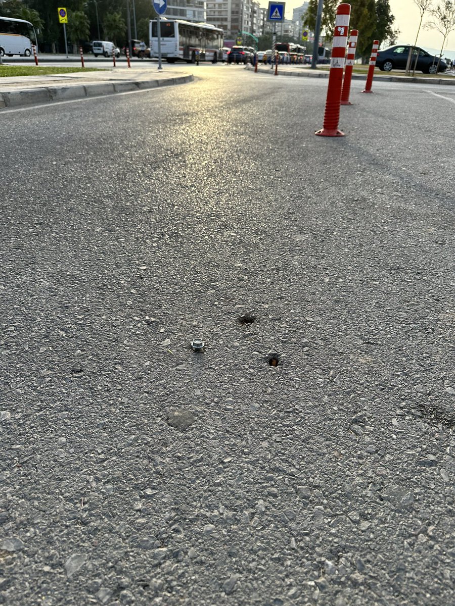 omer_ciftci's tweet photo. Değerli @izmirhim ,
Bostanlı iskelesi gişelerin girişindeki plastik duba çıkmış. Onu tutan üç vidadan ikisi sökülmüş biri kalmış. Çok tehlikeli. Sabah yürüyüşünde arkadaşım takıldı düştü şükür bir şeyi yok. Ama başkaları bu kadar şanslı olamayabilir. https://t.co/avtxlOBau3