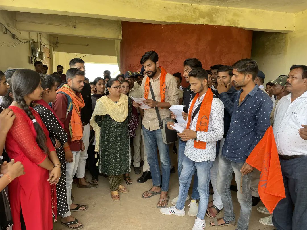 64Brijesh's tweet photo. अखिल भारतीय विद्यार्थी परिषद पन्ना
शाहनगर इकाई के कार्यकर्ताओं द्वारा शासकीय महाविद्यालय की ताला बंदी कर के महाविद्यालय में व्याप्त समस्याओं को लेकर के ज्ञापन सौंपा गया।
@ABVPMK https://t.co/HdCBRiMI8G