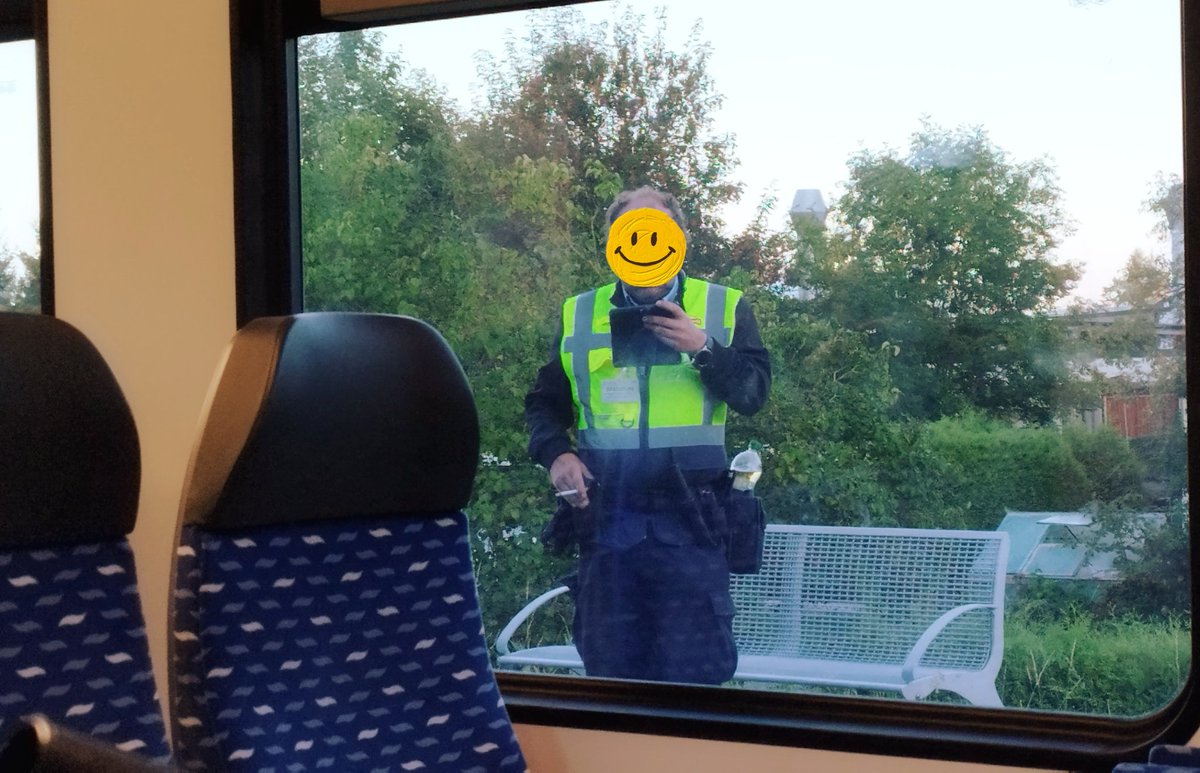 Liebe <a href="/DB_Bahn/">Deutsche Bahn Personenverkehr</a> wie könnt ihr erwarten, dass eure Fahrgäste sich an die Hausordnung halten, wenn eure Sicherheitsmitarbeiter sich nicht einmal daran halten?