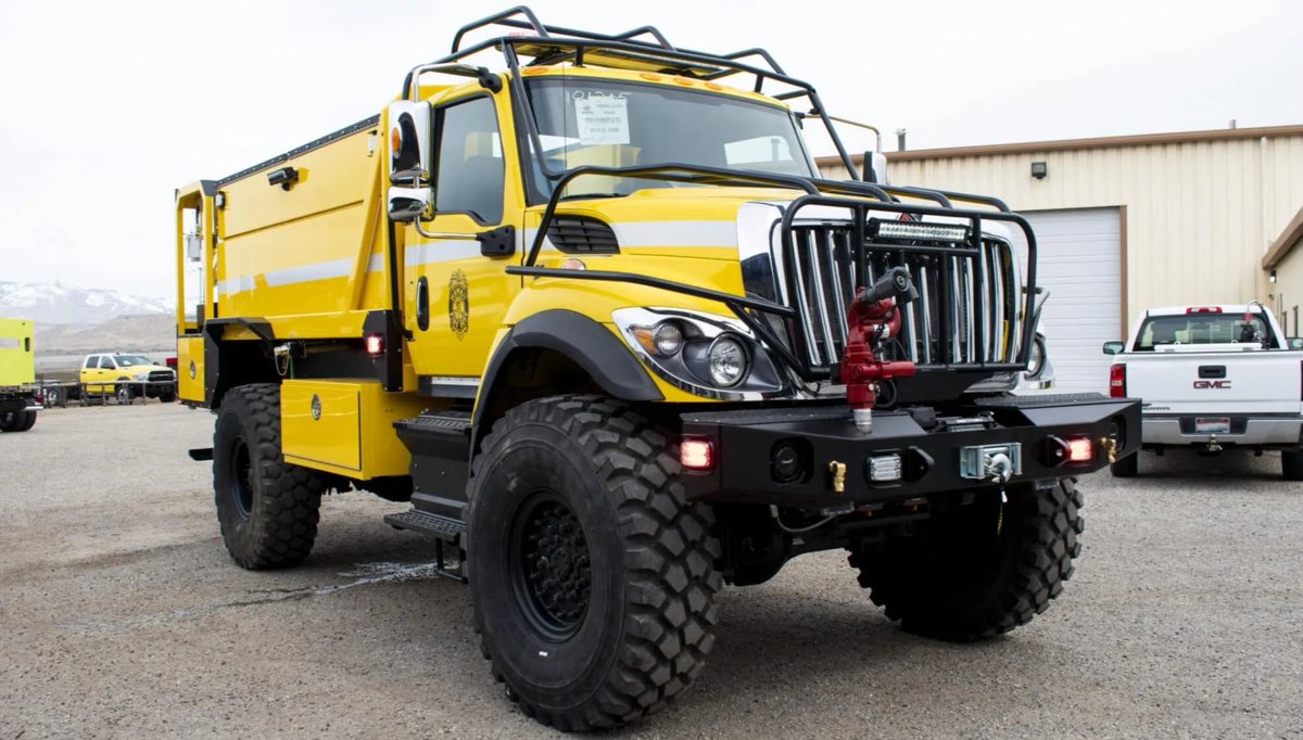 #Mardibestioles

Forcément,  le 🚒 du jour ne pouvait qu'être... 🟡#RAL1023.
Voici le 'Mammoth' 🦣 sur châssis #International HV507 4x4 carrossé par @BMEFire
Moteur #Cummins 350 CV
Pompe Hale HPX200 1000l/mn
4700 l. d'💧
113 l. d'☁️
Treuil SmittyBilt 7,9 t.
Et pneus @Michelin 🇨🇵