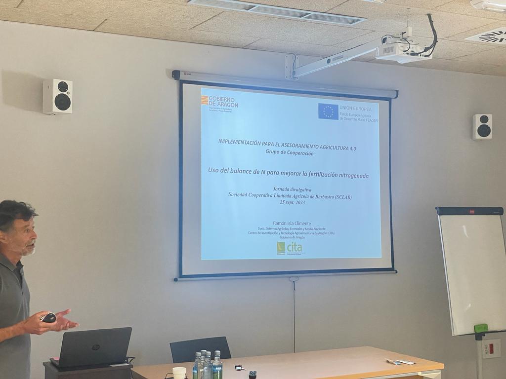 CITAAragon's tweet photo. Jornada técnica
🗣️Ponencia del investigador Ramón Isla sobre el Uso del balance de N para mejorar la fertilización nitrogenada en la jornada divulgatica #Agricultura 4.0 en Barbastro.
@Riegos_AA #SCLAB @agrariumcm @unizar @SONEAima https://t.co/fOLccxuD8Y