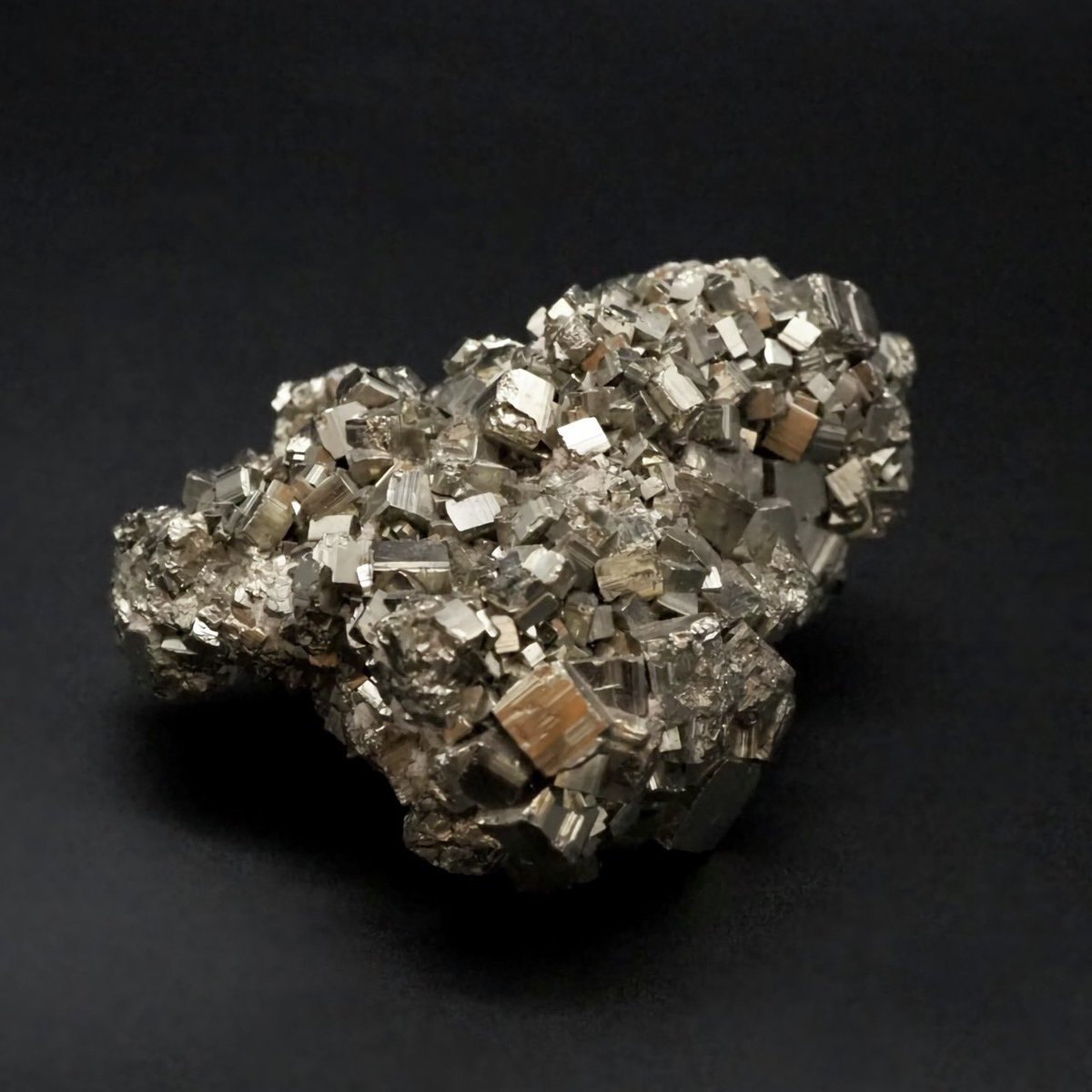 販売商品】本日ご紹介するのは、「黄鉄鉱」。黄鉄鉱は、六面体や十二