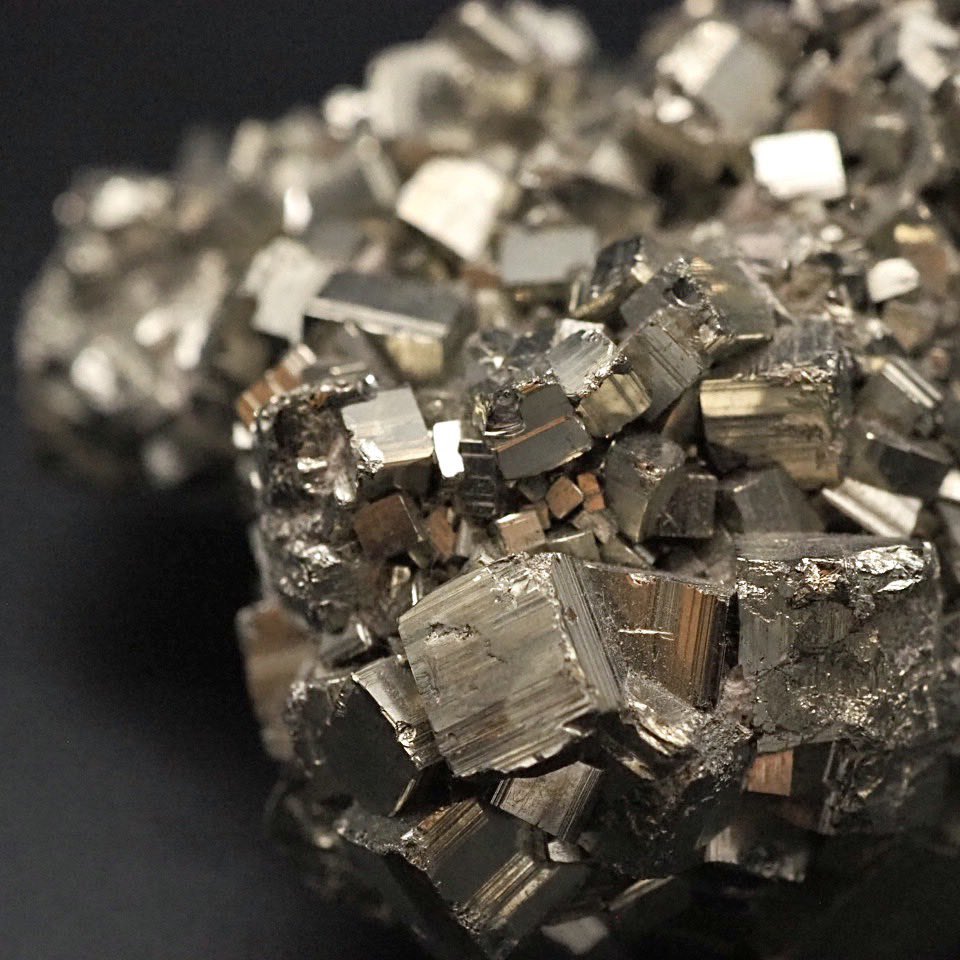 2人の鉱物です重い2,6キロ有りますが材質わわかりません作者のサインあります。 2人の鉱物です重い2,6キロ有りますが材質わわかりません作者のサイン