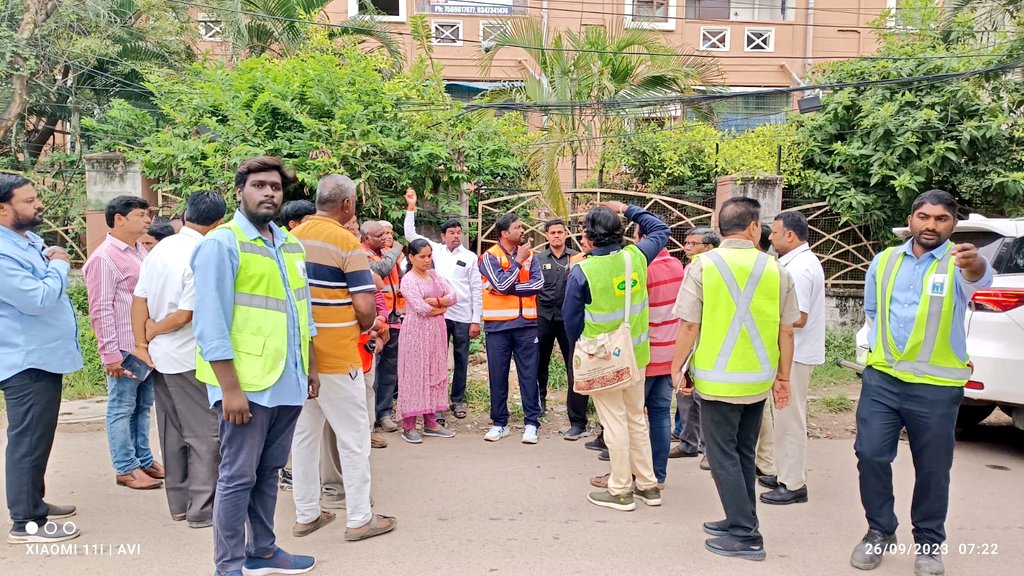 Early morning inspection of different lakes, ponds and residential areas of #Rajerdranagar by @CommissionrGHMC along with @ZC_Charminar @DCRajendraNaga1 @Director_EVDM #Hyderabad