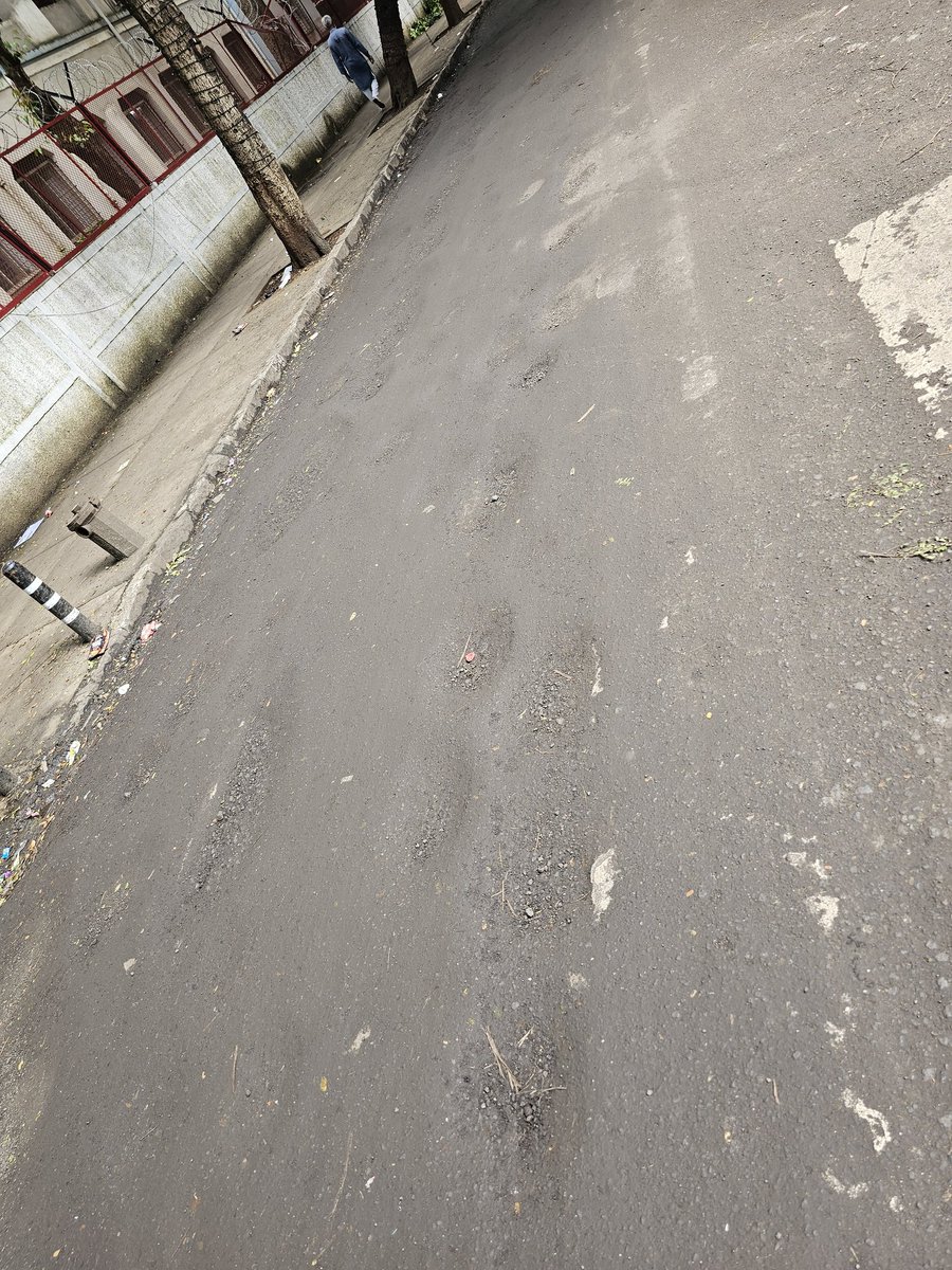 ViragS08's tweet photo. This dammar road was repaired 10-15 days ago only &amp; has only got worse than it was earlier.
Complete waste of resources this is &amp; has added threat level for 2-wheelers who unknowingly take a turn on this road &amp; skid because of the condition of this road &amp; loose daamar everywhere. https://t.co/LlnXWBkDD2