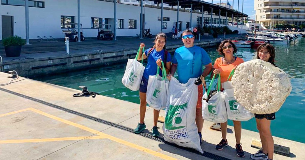 nauticescala's tweet photo. Socis i usuaris del Club participaven, el 23/9, a la Neteja del Fons Marí. Per mar i per terra, van aportar el seu granet de sorra a la preservació de l'entorn. Gràcies! @residuscat #nauticescala #portresponsable #ods #surfingforscience #cleaningchallenge #letscleanupCAT https://t.co/ha7k4GbftF