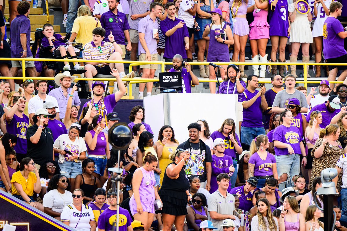 KoolDJSupaMike's tweet photo. Applying Lots Of Pressure In Death Valley…. #LSUFootball #LSU #GeauxTigers #TheLSUTigersDJ #TheBigTicket #ItsKool https://t.co/AEAdIDzUtr