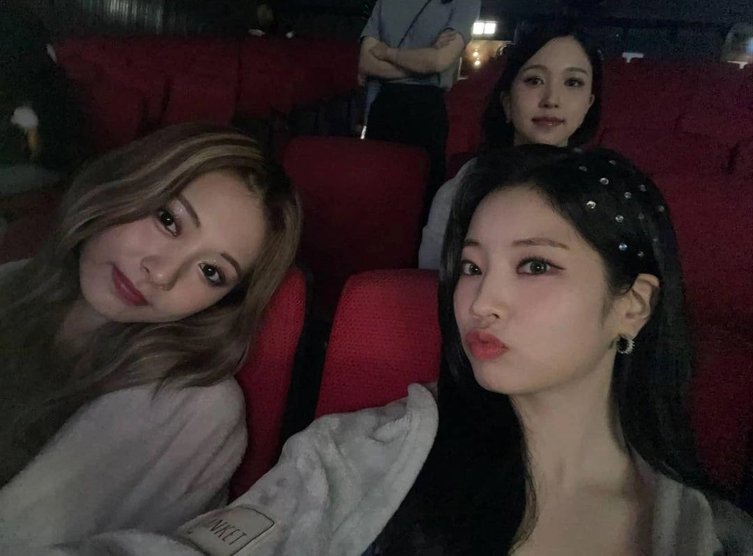 𝚃he #𝚖uṩ𝕙ie𐙚ᥴå𝔯𝕟ī𝖛a𝑙 ♡⃝ .. 🎪is 𝚑ere y por supuesto me robé a dos muñequitas 𝑙indas porque no iba a ver el hermoso #𝕁o𝚊nꕤ𝕘a𝔯𝙳ęn sola, menos cuando queremos tener unas 𝑙indas #𝚛e𝔻d翼ਉl̈́ਉ a juego con ella. 

𓊆 dā𝚢l𝕚g𝚝𝕙 𓊇 🩰 ✺ 𓈒 #𝚟𝕚v𝕚ē .