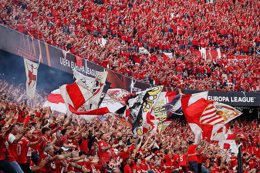 Buenos días de vuelan, vuelan banderas y suenan palmas que nadie podrá imitar....