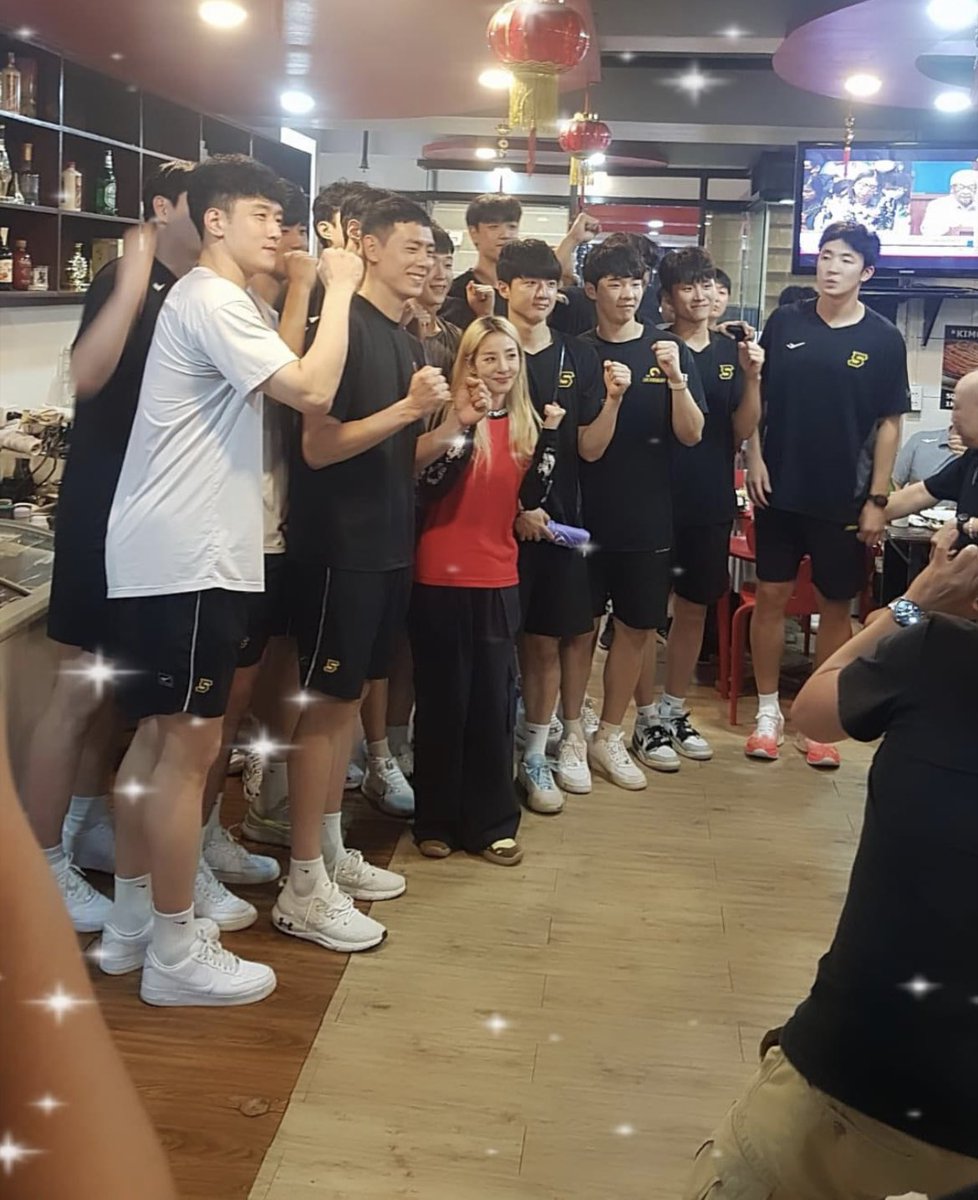 performerDARA's tweet photo. DARA spotted in Ortigas

Also spotted on the photo: LG Korea Basketball Team

📸 Sachunsung
#SandaraPark #산다라박 https://t.co/q3s7vNzDjz