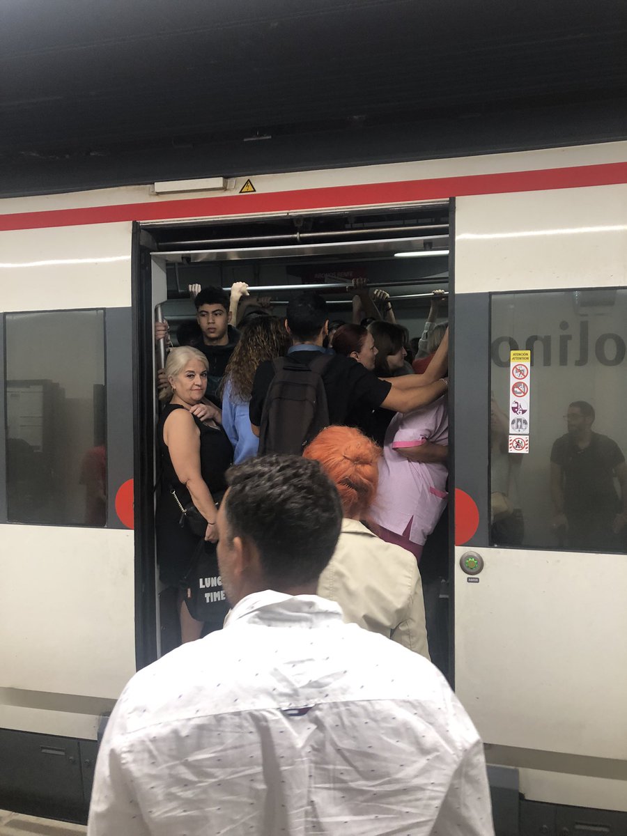 LidiaGavilan's tweet photo. @Renfe lo de poner un par de vagones más en los #cercaniasmalaga , cómo lo vamos viendo? Tren de las 8:03 Torremolinos. Gente apilada, puertas sin cerrar, personas que se quedan fuera sin poder ir a sus trabajos… Es una vergüenza, creo que es hora de hacer algo. https://t.co/z59hEGopRm