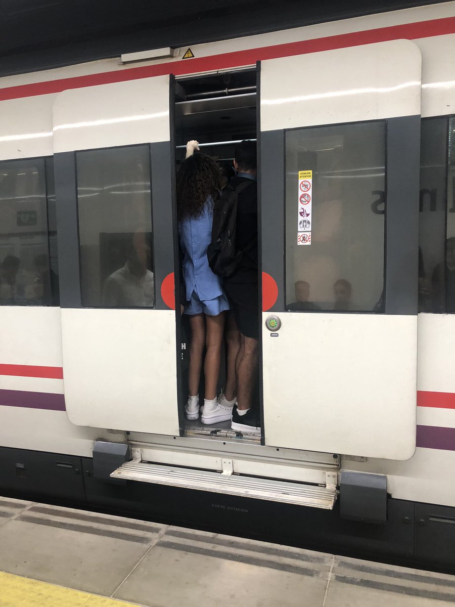 LidiaGavilan's tweet photo. @Renfe lo de poner un par de vagones más en los #cercaniasmalaga , cómo lo vamos viendo? Tren de las 8:03 Torremolinos. Gente apilada, puertas sin cerrar, personas que se quedan fuera sin poder ir a sus trabajos… Es una vergüenza, creo que es hora de hacer algo. https://t.co/z59hEGopRm