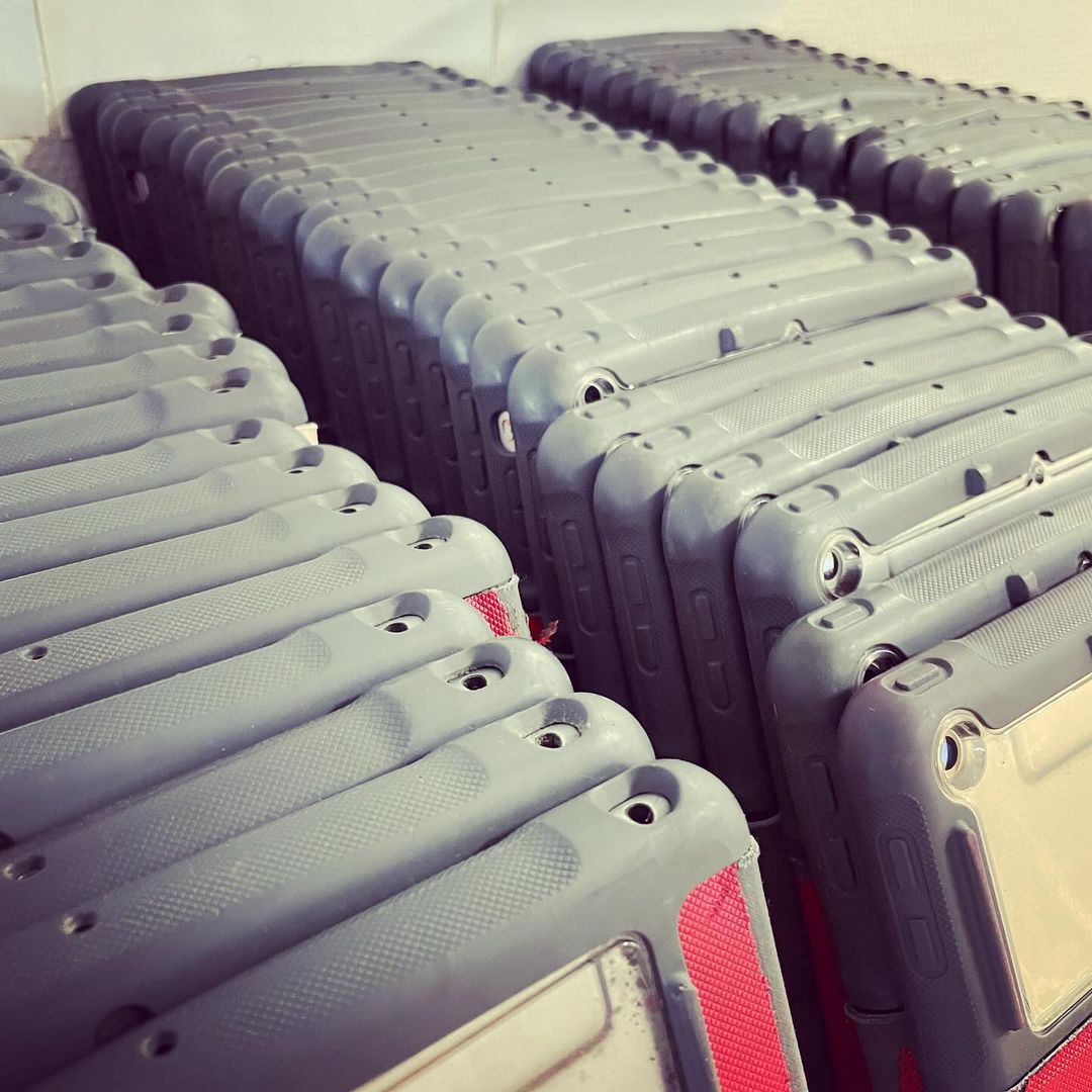 CollegeVauban90's tweet photo. Préparation des tablettes des élèves de 5ème… #CollegeConnecté #CourageMicka #Apple4Ever https://t.co/cyLXfPlxD7