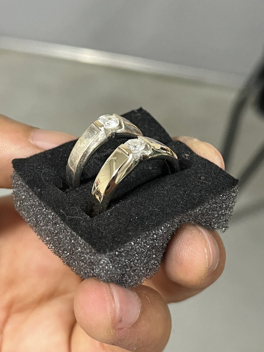 백금 도금이 되어있던
20년 가량 된 18k 결혼반지.
폴리싱 의뢰 였습니다
전 후 차이가 상당하지요...
소중한 다이아몬드에 상처가 생기지 않도록
꼼꼼히 작업했습니다 :)