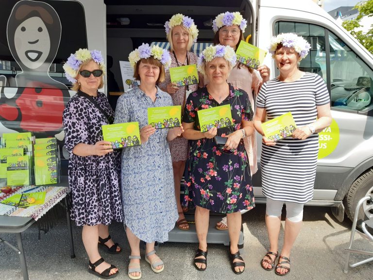 Haastamme tällä viikolla ikääntyneiden parissa toimivat ammattilaiset,  seurat, kulttuuritoimijat, päättäjät ym. kohtaamaan ikäihmisiä omissa elinympäristöissään - ja ohjaamaan palveluiden piiriin. Kampanjan suojelija on <a href="/vanhusasia/">Vanhusasiavaltuutettu</a> Päivi Topo. Lue lisää: valli.fi/haasta-vanhust…