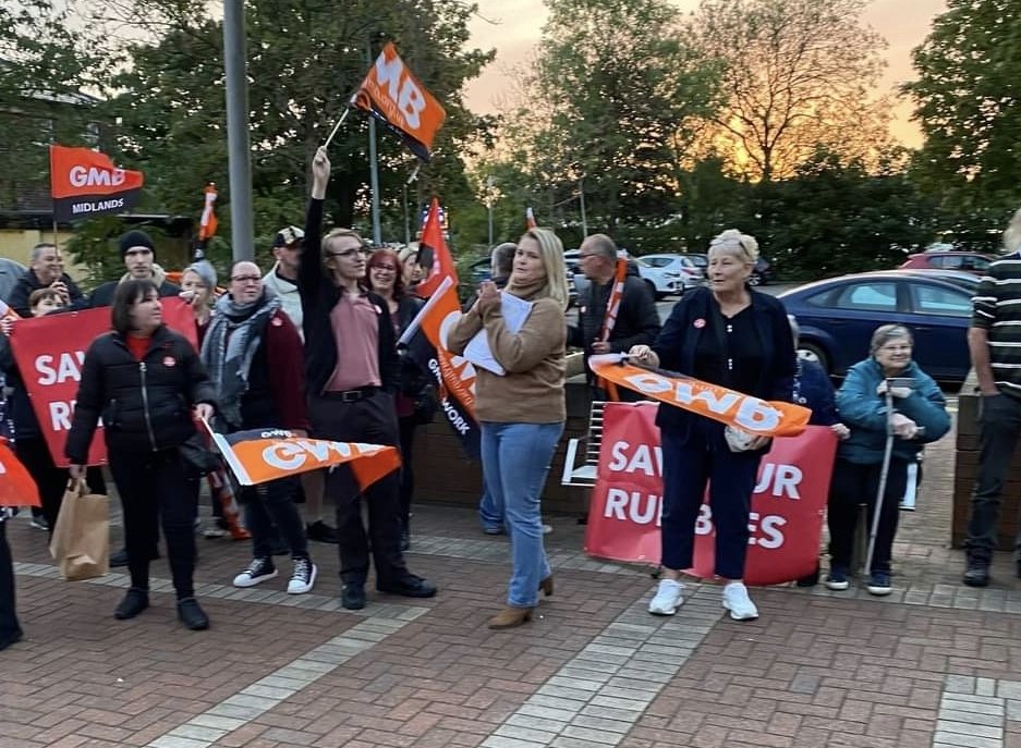 RheaKeehn's tweet photo. Huge thank you to everyone who joined our #SaveOurRumbles rally last night with @GMBMidlands outside the Ashfield District Council. We want the Councillors to listen to the public. Sadly the Cllrs wouldn't meet us - they even used the back entrance to avoid us! #RunningScared https://t.co/oYxCX1NxKY