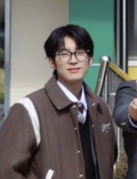일로와봐 뭐가문제야 어누야
                                               말하면 알아요?
응 너 흥선대원군이라서 재수한다며
                                       아아닌데요누가그래요 
세봉리에 소문이다났어 옆집 소도 알걸
                                                      ……